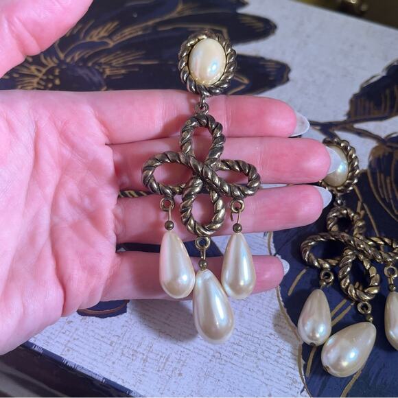 LES BERNARD Unsigned Vintage 80s Runway Large Pearl Gold Rope Dangle Earrings D2 - Picture 3 of 8